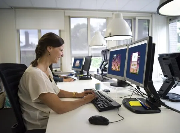 Medewerker leert zelfstandig blind typen in de Typetuin.
