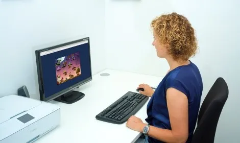 Volwassene oefent thuis online in de Typetuin