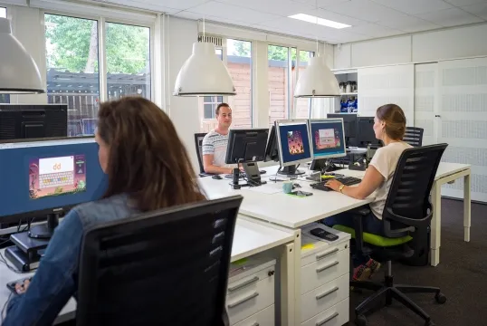 Meerdere volwassenen oefenen met blind typen in de Typetuin