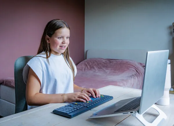 Kind oefent zelfstandig met blind typen tijdens de online typecursus van Typetuin.