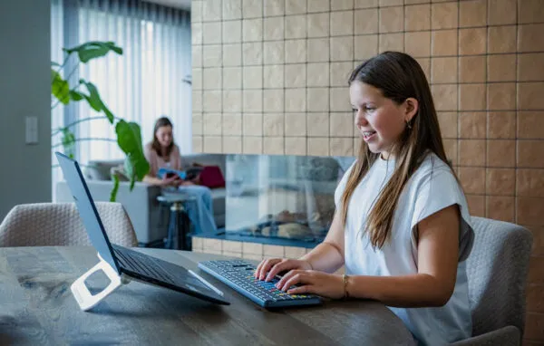 Kind oefent thuis met blind typen in de online Typetuin