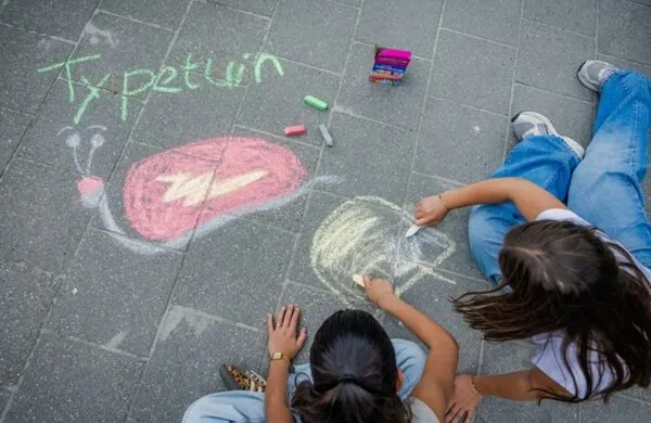 Kinderen krijten typetuinkarakters op het schoolplein.