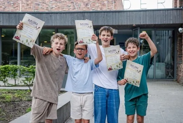 Kinderen zijn trots op hun typediploma van Typetuin.