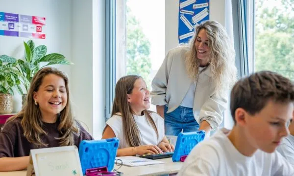 Kinderen hebben plezier tijdens de klassikale typeles van Typetuin.