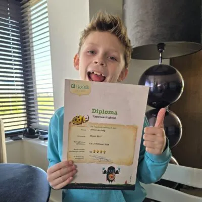 Kind met Typetuin typediploma.