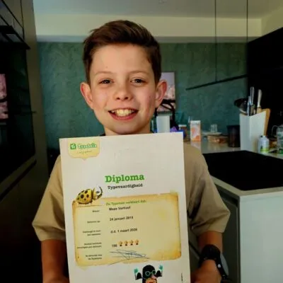 Kind met Typetuin typediploma.