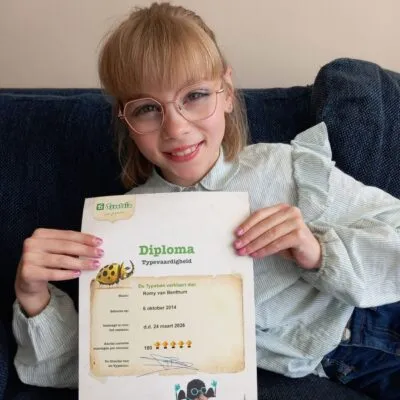 Kind met Typetuin typediploma.